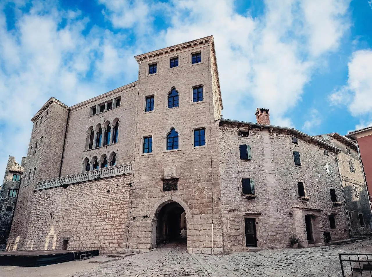 Mon Perin Castrum - House Of Nice Memories Bale